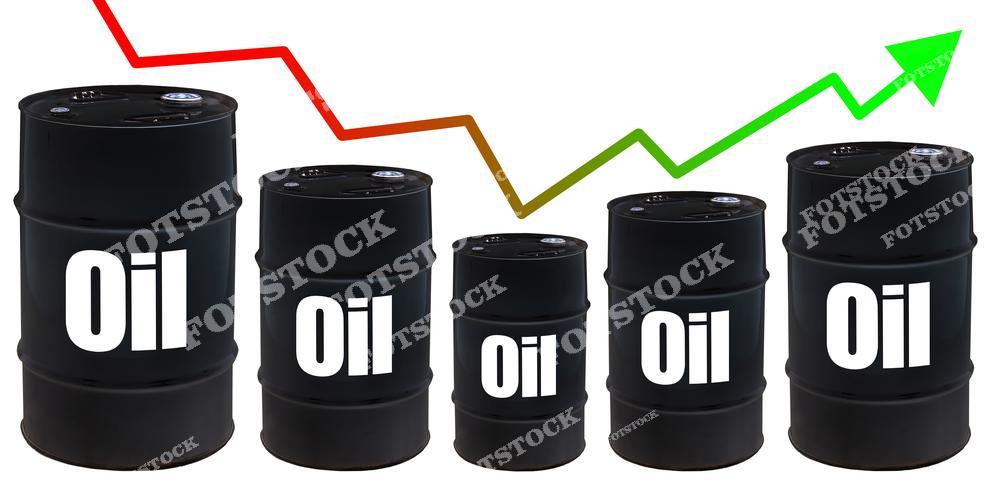 На фотографии изображены бочки с нефтью на фоне графика, отображающего снижение и последующий рост цен. Красная линия символизирует падение, а зеленая — восстановление. Это изображение подчеркивает волатильность рынка нефти и изменения в отрасли.